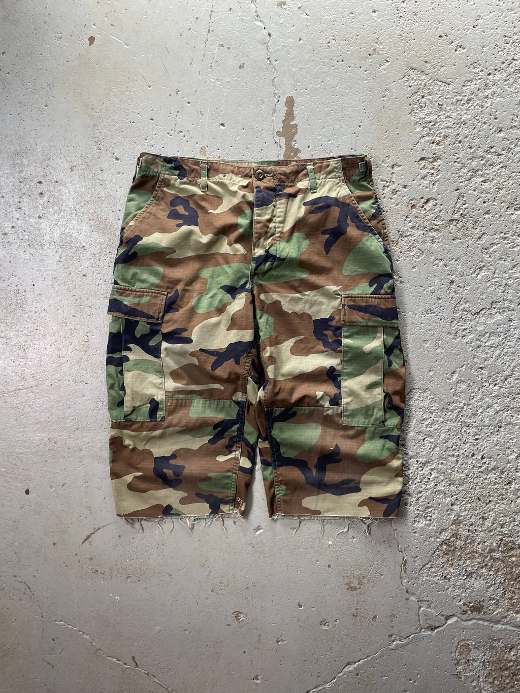 VINTAGE MILITARY CAMO CARGO SHORTS - RAW HEM - M