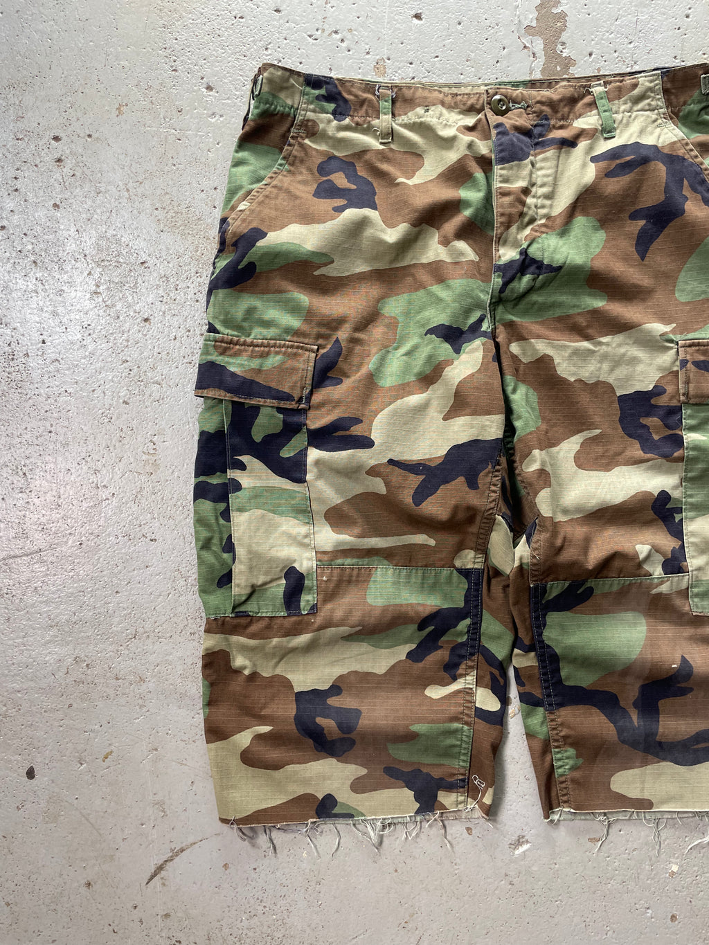VINTAGE MILITARY CAMO CARGO SHORTS - RAW HEM - M