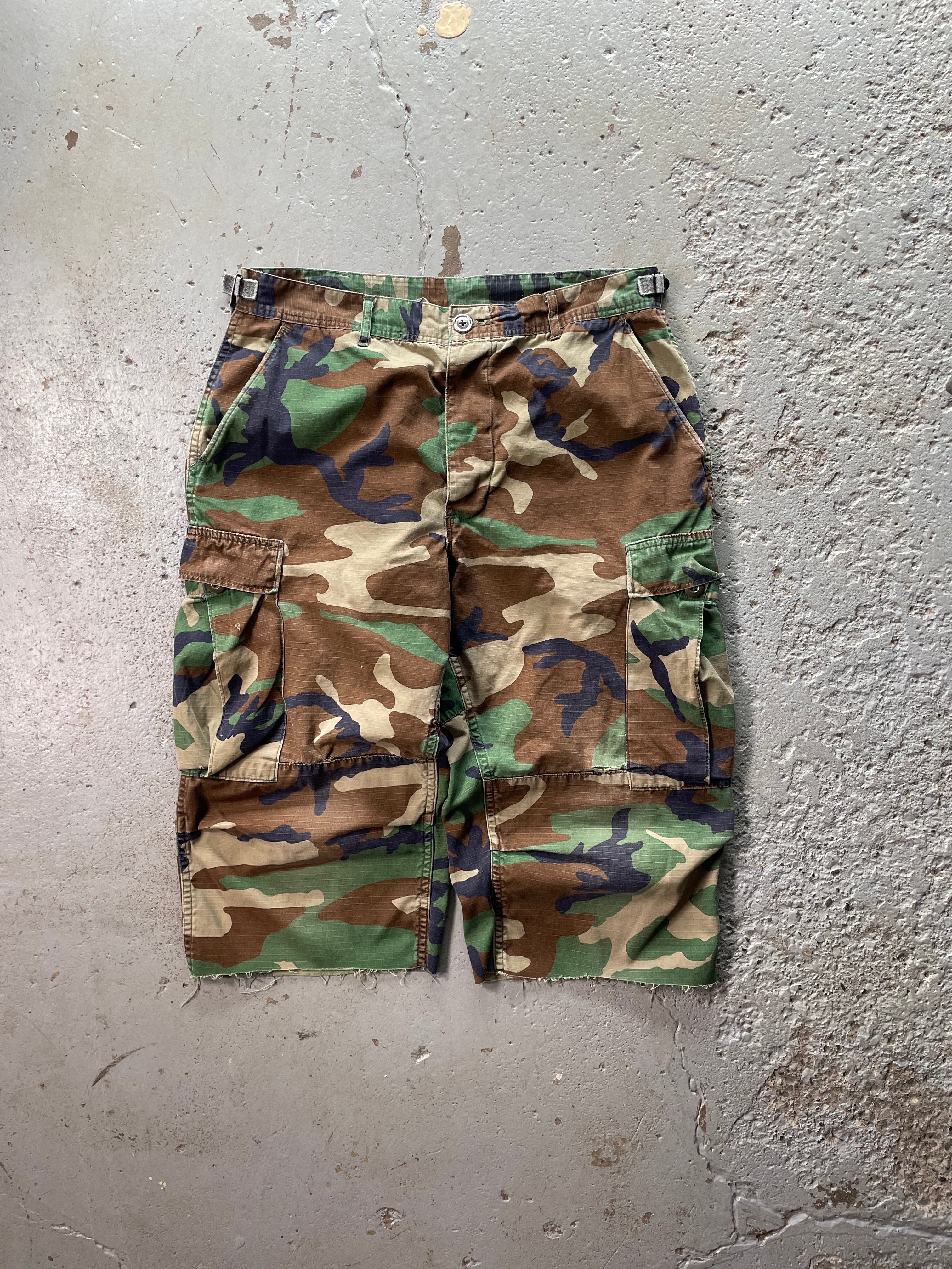 VINTAGE MILITARY CAMO CARGO SHORTS - RAW HEM - M