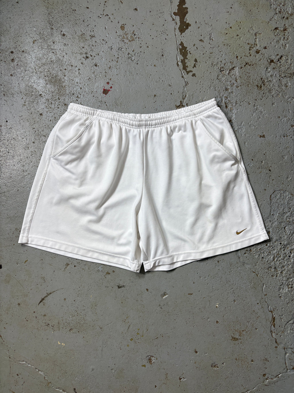 VINTAGE NIKE WHITE SHORTS