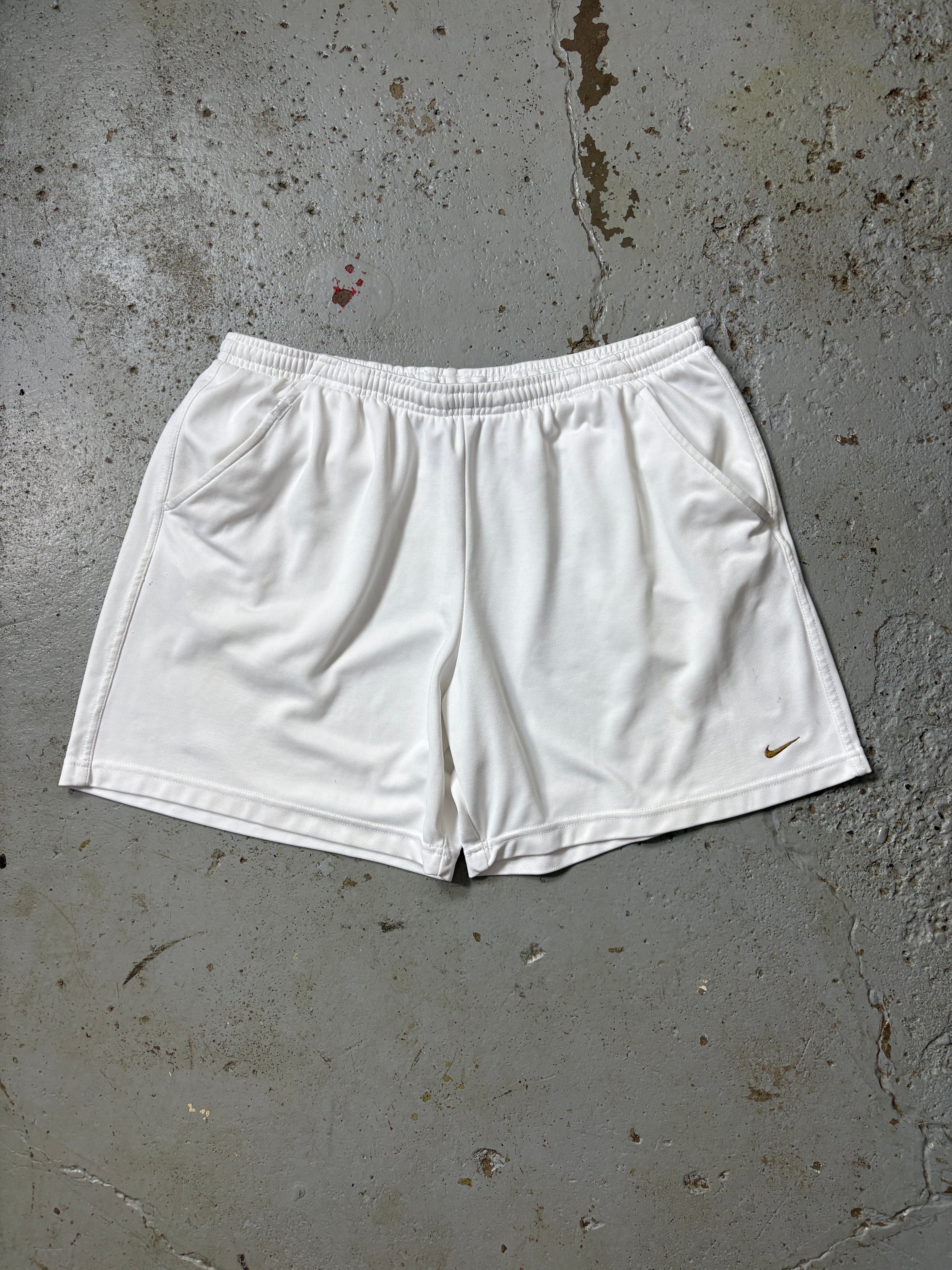 VINTAGE NIKE WHITE SHORTS