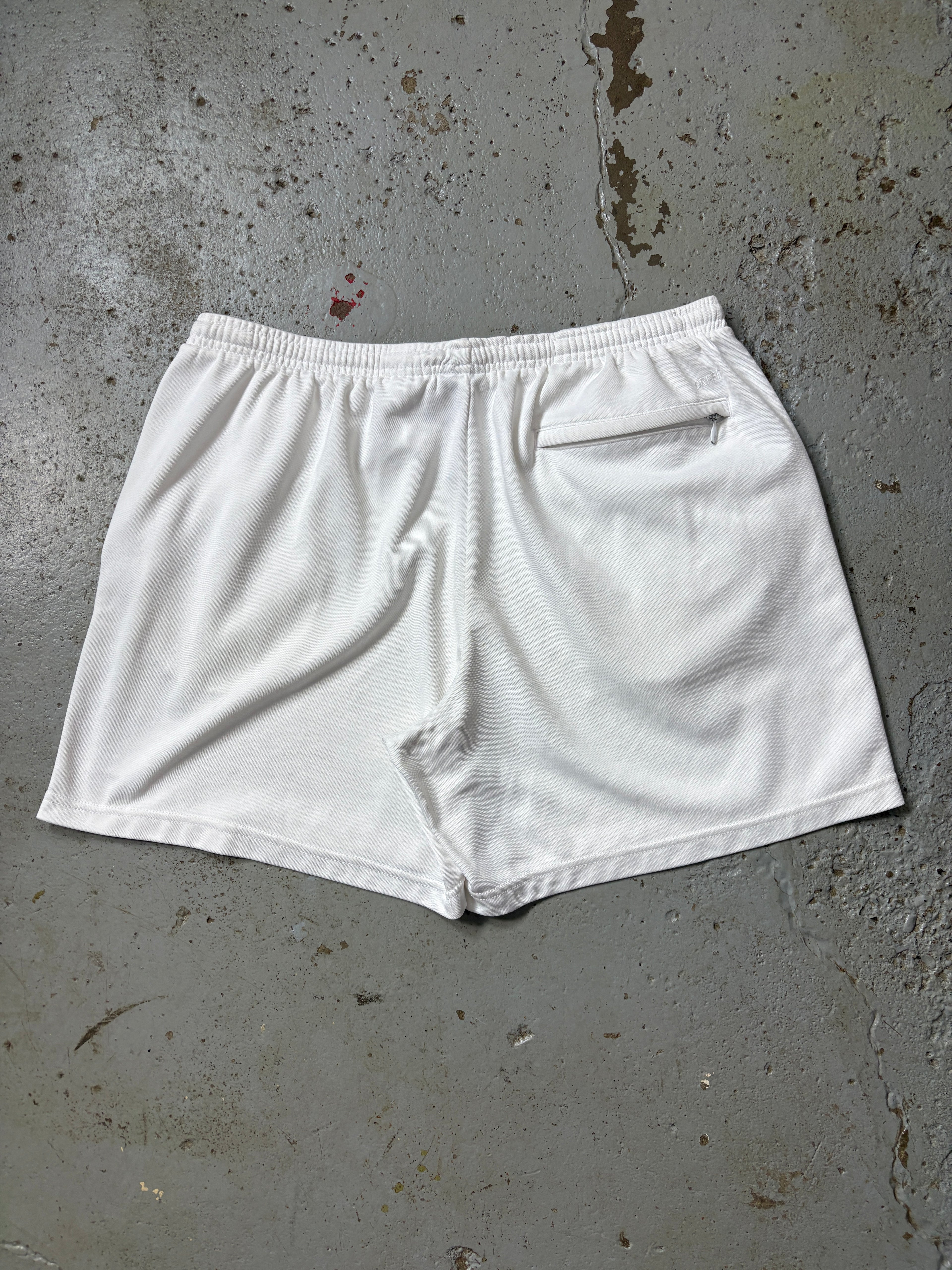 VINTAGE NIKE WHITE SHORTS