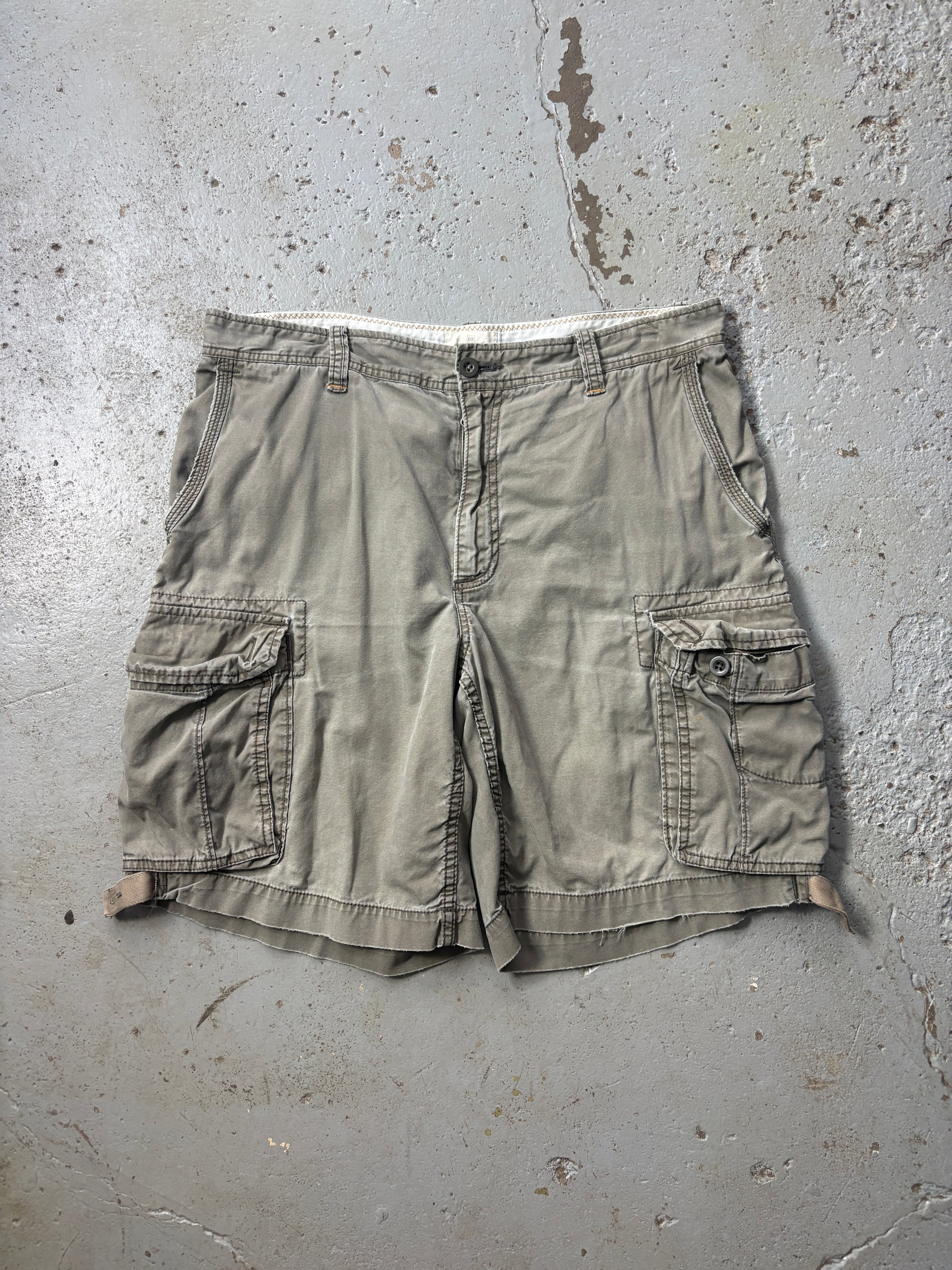 VINTAGE GAP FADED CARGO SHORTS